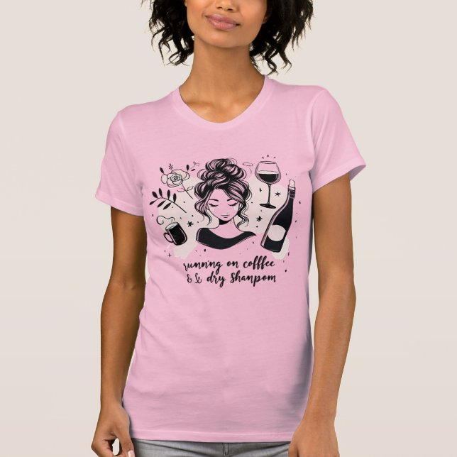 Camiseta Running On Coffee Dry Shampoo Wine Mom Life Tee (Frente)