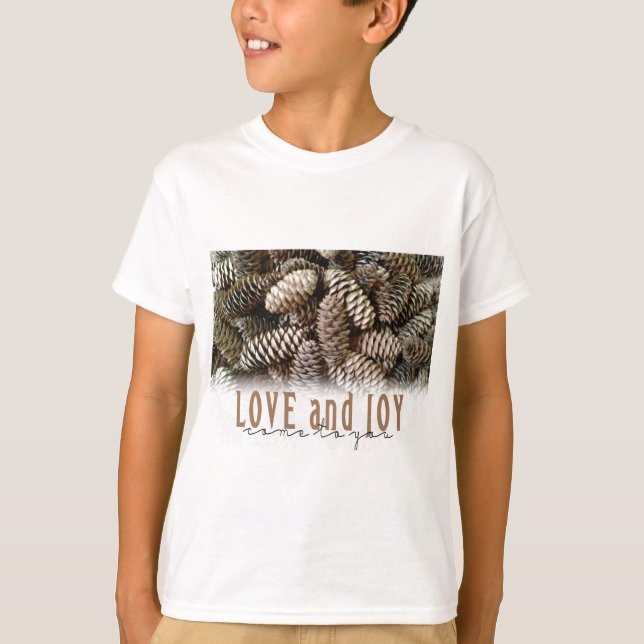 Camiseta Rustic Holiday Love and Joy Pine Cone (Frente)