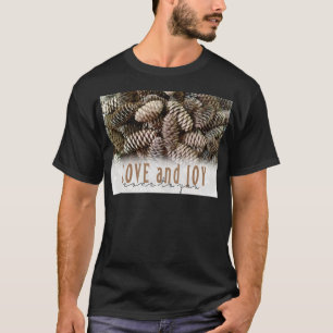 Camiseta Rustic Holiday Love and Joy Pine Cone