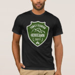 Camiseta Rustic Mounts Pine Green Shield Family Reunion<br><div class="desc">Camiseta russa de reencontro familiar com seu nome familiar escrito através de um escudo verde com reencontro familiar impresso em um texto curvado sobre montanhas com o ano entre galhadas e árvores peludas debaixo de um design rústico. Camiseta de reagrupamento familiar de escudos verdes personalizada com seu nome de família...</div>