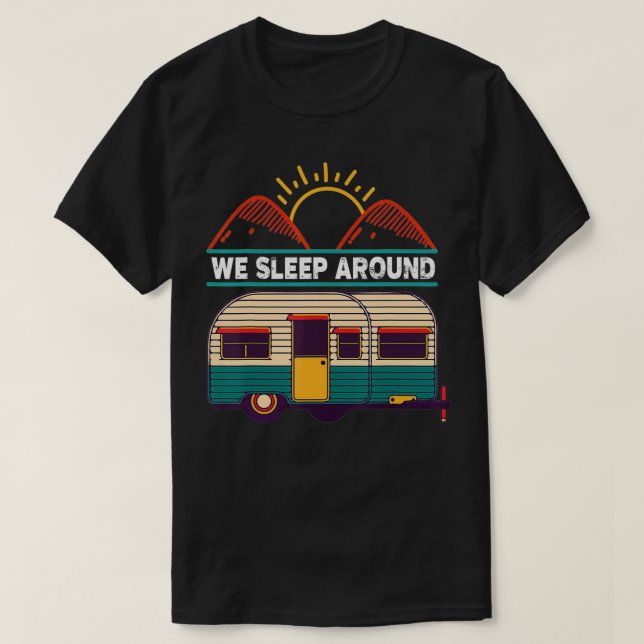 Camiseta RV Camping Trailer Oferece Presentes Que Dormimos  (Frente do Design)