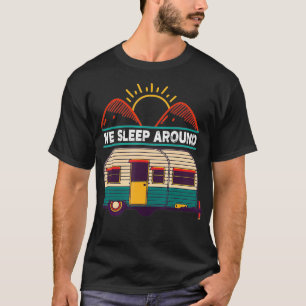 Camiseta RV Camping Trailer Oferece Presentes Que Dormimos 