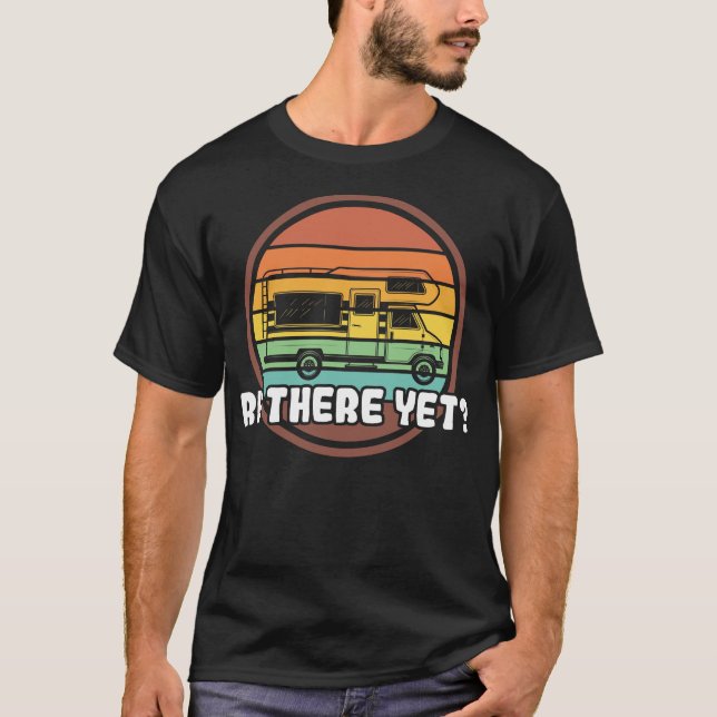 Camiseta RV Lá Ainda Recreacional Veículo Engraçado Sarcást (Frente)