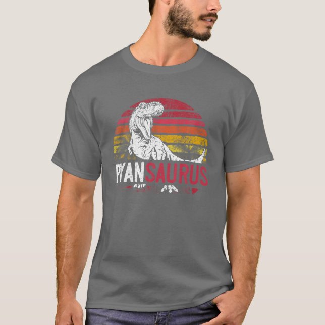 Camiseta Ryan Saurus Funny Personalized Dinosaur T Rex Name (Frente)