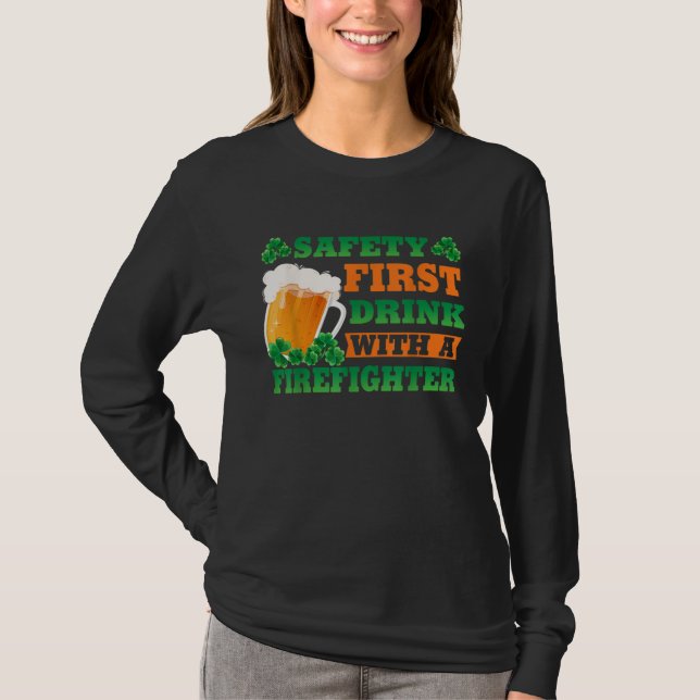 Camiseta Safety First Drink With A Firefighter  St Patricks (Frente)