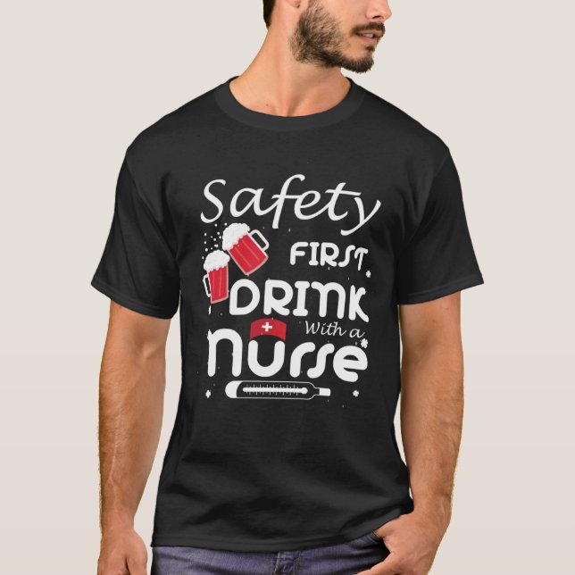 Camiseta Safety First Drink With A Nurse Shamrock St Patric (Frente)