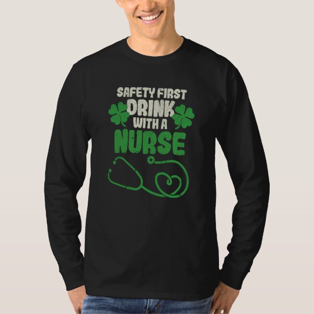 Camiseta Safety First Drink With A Nurse Shamrock St Patric (Frente)