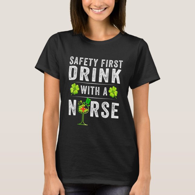 Camiseta Safety First Drink With A Nurse  St Patrick S Day (Frente)