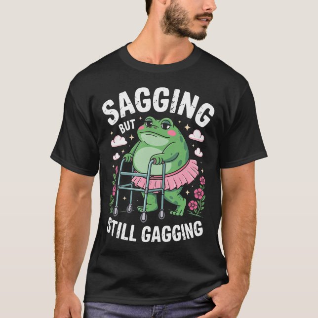 Camiseta Sagging engraçado, mas ainda gagging meme sapo hum (Frente)