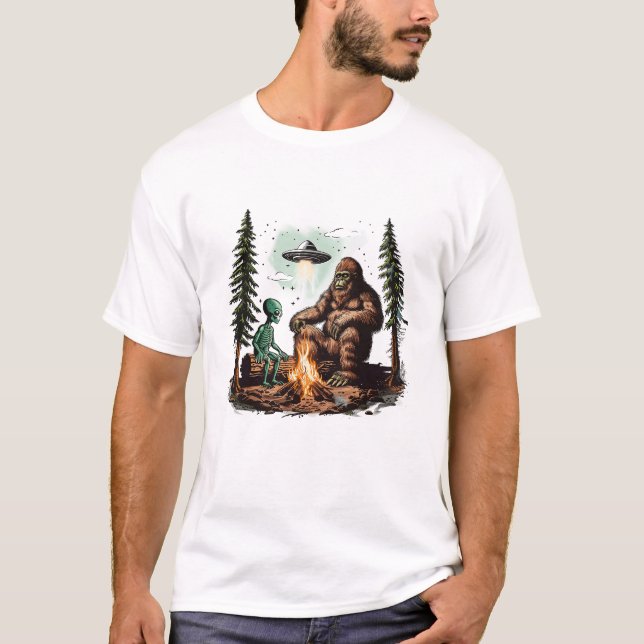 Camiseta Saída de Sasquatch de Alienígena de OVNI Bigfoot (Frente)