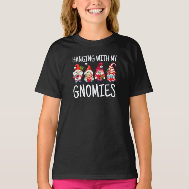 Camiseta Saindo Com Meus Gnomos | Gnomo T-Shir de Natal (Frente)