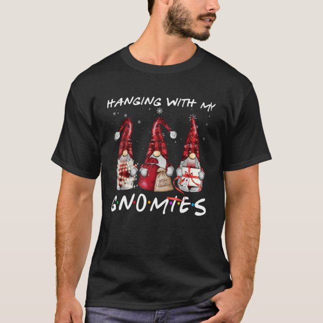 Camiseta Saindo Com Meus Gnomos Gnomos Pijamas De Natal (Frente)