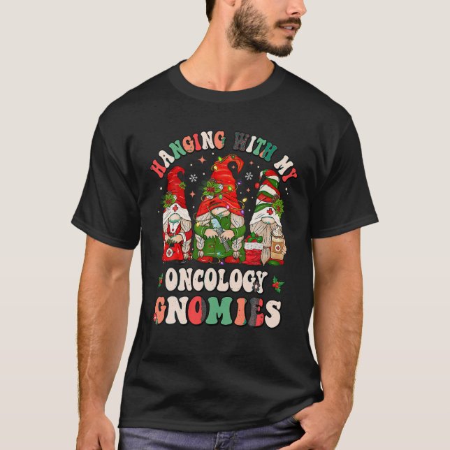 Camiseta Saindo Com Minha Oncologia Gnomos Natal RN Onco (Frente)