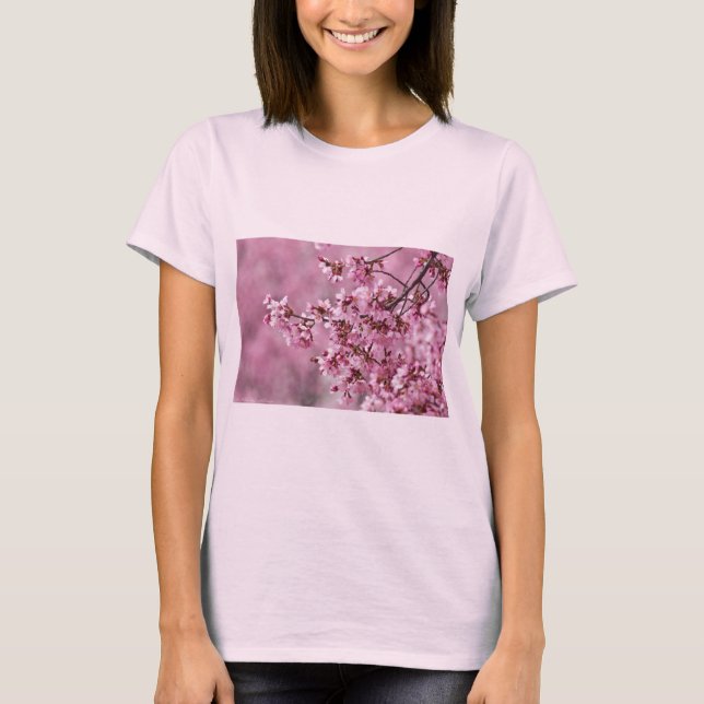 Camiseta Sakura Cherry Blossoms Pastel Pink Camadas (Frente)
