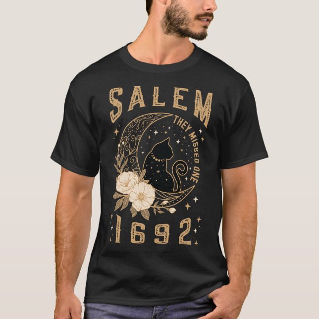 Camiseta Salem 1692 Eles Perderam Um Jato De Bruxa Negra (Frente)
