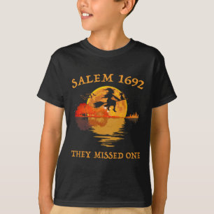 Camiseta Salem 1692 Eles Perderam Uma Bruxa Andando De Vass