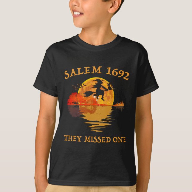 Camiseta Salem 1692 Eles Perderam Uma Bruxa Andando De Vass (Frente)