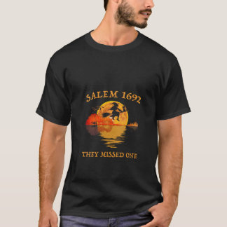 Camiseta Salem 1692 Eles Perderam Uma Bruxa Andando De Vass