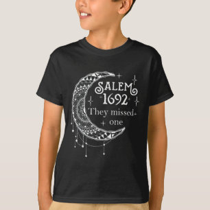 Camiseta Salem 1692 Perderam Um - Salem Witch 1692 Hall