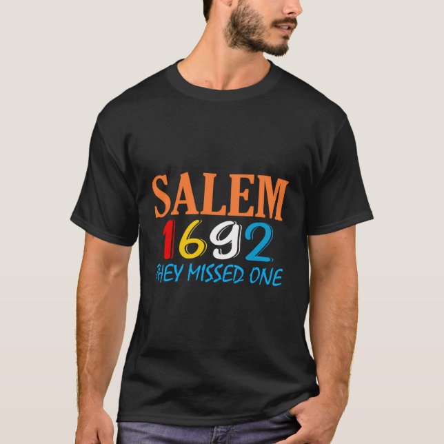 Camiseta Salem 1692 Perderam Uma Bruxa Engraçada Salem 1692 (Frente)