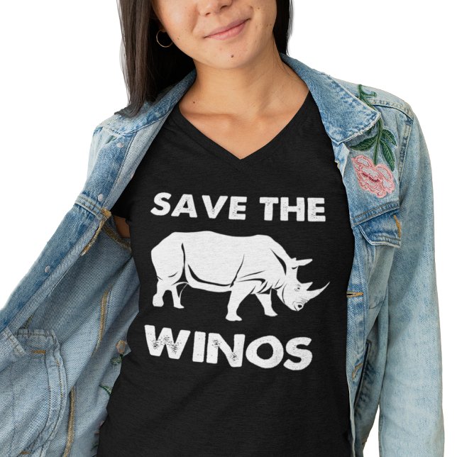 Camiseta Salve os Winos com o Rinoceronte ("Save the Winos" funny t-shirt featuring a rhino graphic, worn by a smiling woman.)