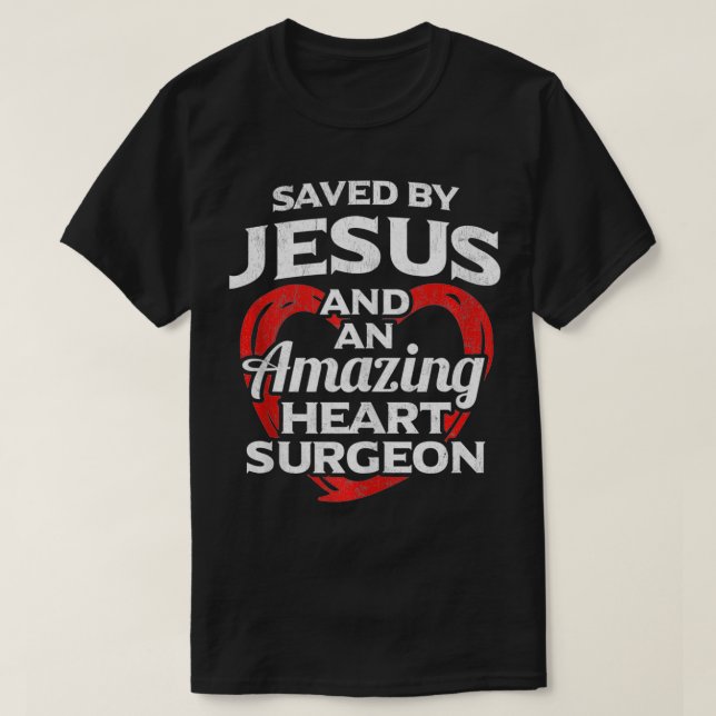 Camiseta Salvo por Jesus e cirurgião do coração aberto (Frente do Design)