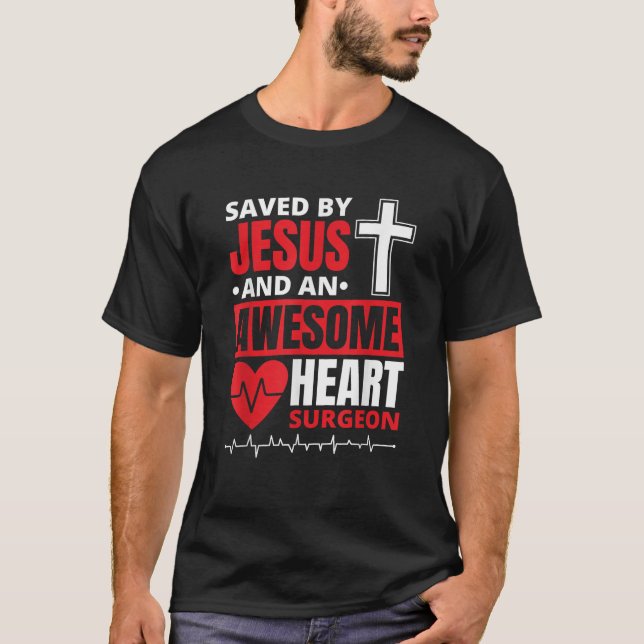 Camiseta Salvo Por Jesus E Um Surgião Incrível Do Coração (Frente)