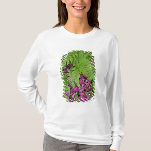 Camiseta Samambaia florestal com pétalas de flores cor-de-r