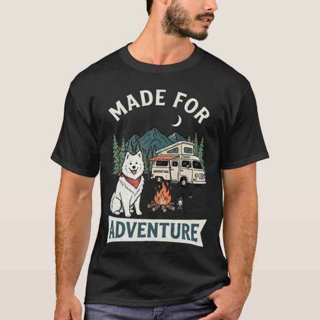 Camiseta Samoyed Feito para Aventura Acampando (Frente)
