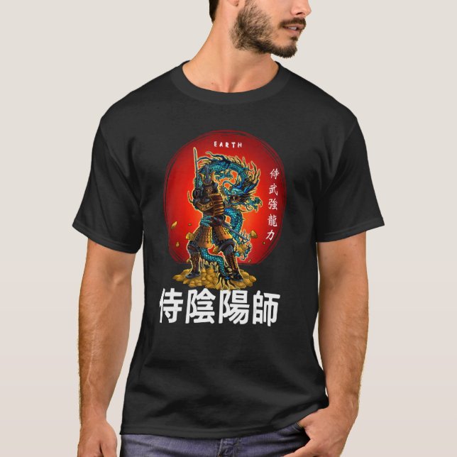 Camiseta Samurai Warrior Omiogy Earth Com Katana Japonesa (Frente)