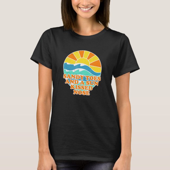 Camiseta Sandy Toes Sun Kissed Nose Beach Bum Summer (Frente)
