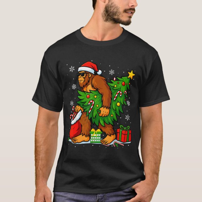 Camiseta Santa Bigfoot Christmas Tree Xmas Lights Funny Sas (Frente)