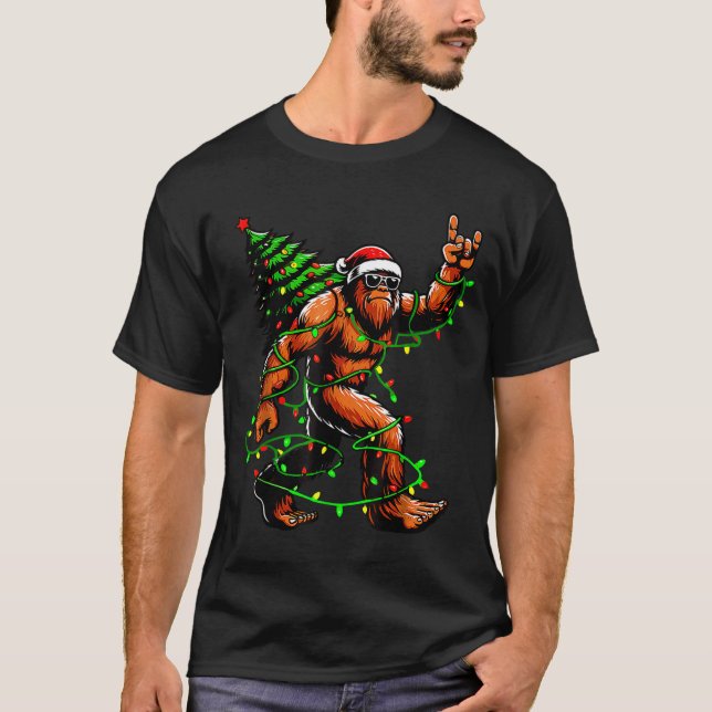 Camiseta Santa Bigfoot Christmas Tree Xmas Lights Funny Sas (Frente)