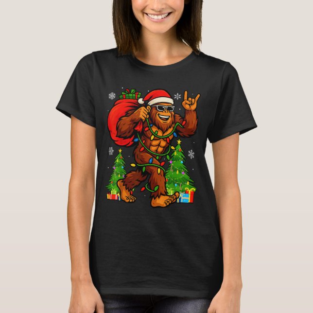 Camiseta Santa Bigfoot Christmas Tree Xmas Lights Funny Sas (Frente)