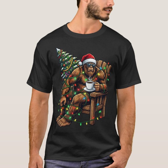 Camiseta Santa Bigfoot Drinking Coffee Christmas Tree Xmas  (Frente)
