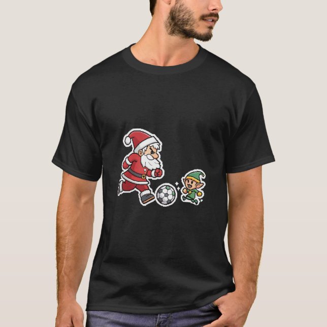 Camiseta Santa Claus Plays Football with a Naughty Goblin (Frente)