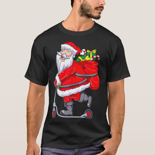 Camiseta Santa Claus Riding a Push Scooter Funny Christmas  (Frente)