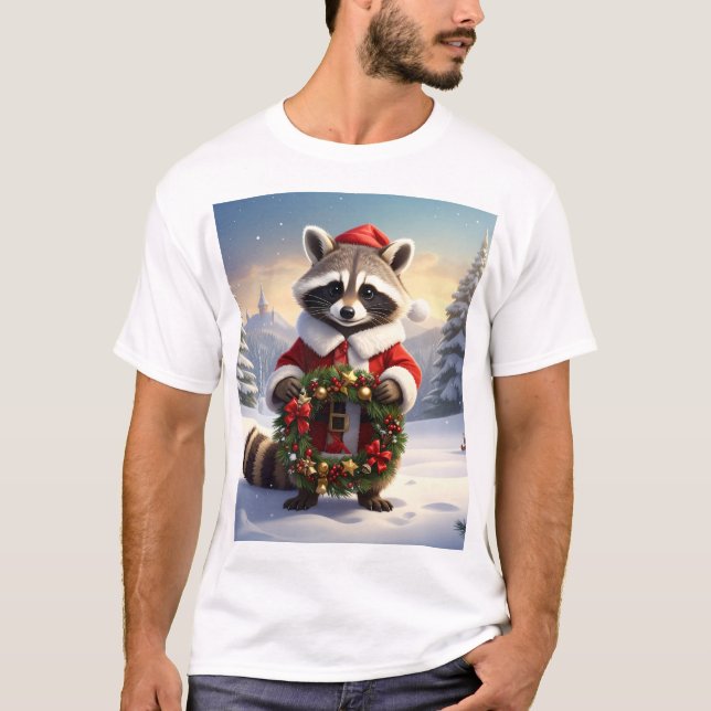 Camiseta Santa Raccoon – Winter Wreath in a Magical Forest (Frente)