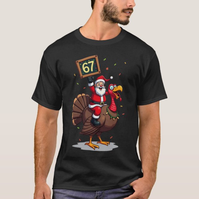 Camiseta 🎅🦃 Santa Riding a Turkey with Number 67 Funny Ch (Frente)