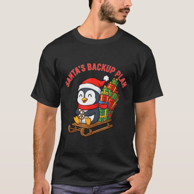 Camiseta Santa’s Backup Plan Cute Penguin Christmas Design  (Frente)