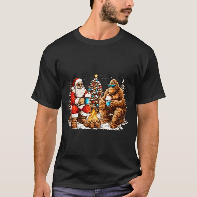 Camiseta Santa With Bigfoot Christmas Campfire Funny Sasqua (Frente)