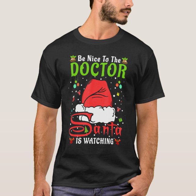 Camiseta Santa Xmas Pajamas Be Nice To The Doctor Christmas (Frente)