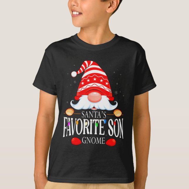 Camiseta Santas Favorite Son Gnome Matching Christmas Paja  (Frente)