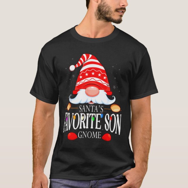Camiseta Santas Favorite Son Gnome Matching Christmas Paja  (Frente)
