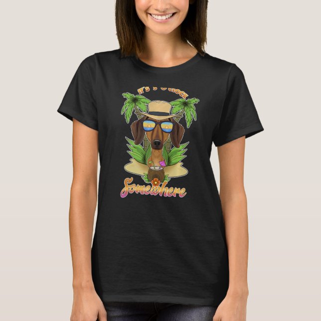 Camiseta São 5 O'Clock Em Algum Lugar Bebendo Dachshund (Frente)