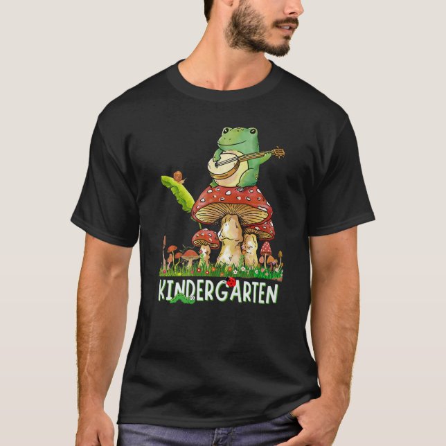 Camiseta Sapo Bonito Jogando Banjo Snail Mushroom Kindergar (Frente)