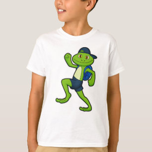 Camiseta Sapo em execução com mochila e chapéu