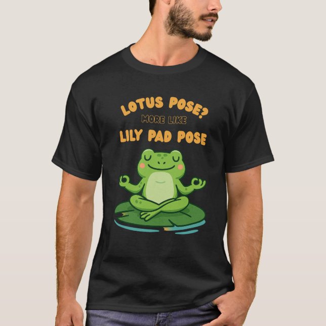 Camiseta Sapo Engraçado Yoga Cartoon Lotus Lily Pad Design (Frente)