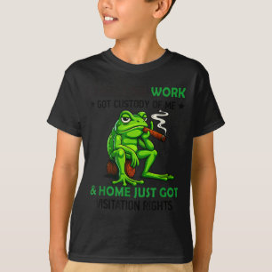 Camiseta Sapo Fumando Sinto Que O Trabalho Me Levou Sob Cus