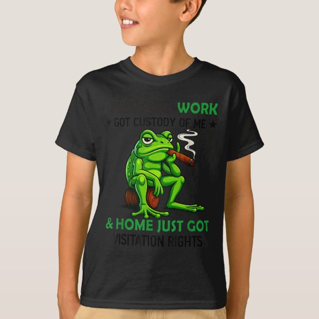 Camiseta Sapo Fumando Sinto Que O Trabalho Me Levou Sob Cus (Frente)